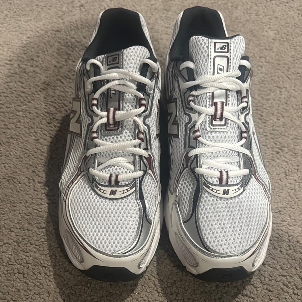 New Balance Men’s White and Maroon Athletic Running Shoes - Picture 2 of 5